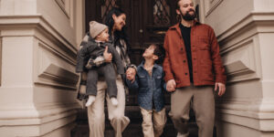 Foto von vier köpfiger Familie von Familienshooting