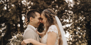 Bild von Brautpaar, dass sich in den Armen hält