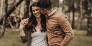 Bild von Paarfotoshooting in der Natur. Pärchen hält sich in den Armen